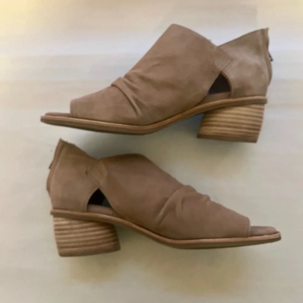 Sofft Women's Tan Catelyn Suede Peep-Toe Ankle Bootie Heel Shoes
